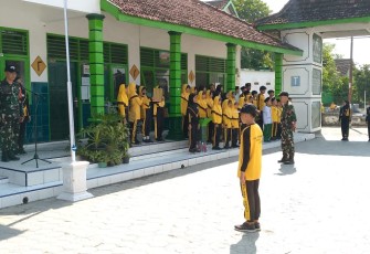 Latih siswa Peraturan Baris Berbaris 