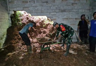 Evakuasi material longsor di wilayah desa binaan 