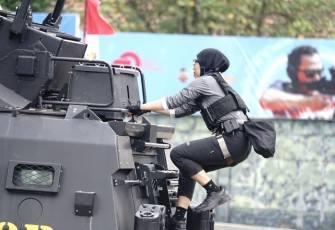 Polwan Polda Jatim Tampilkan Srikandi Challenge Penuh Adrenalin