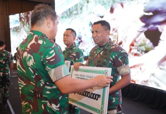 Dandim 1310/Bitung, Letkol Czi Hanif Tupen, ST.,MIP saat menerima penghargaan dari KSAD Jenderal TNI Maruli Simanjuntak dalam lomba Binter antar satuan Kodim se-Indonesia