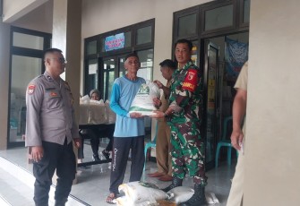 Penyaluran bantuan pangan di wilayah desa binaan 