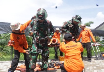 Latihan penanggulangan bencana alam prajurit Kodim Ponorogo 