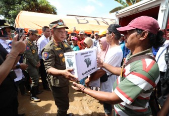 Menteri Dalam Negeri (Mendagri) Muhammad Tito Karnavian menyerahkan empat unit tenda posko kepada Bupati Cilacap Syamsul Auliya Rachman sebagai dukungan pemerintah pusat terhadap penanggulangan bencana tanah longsor yang terjadi di Kecamatan Majenang, Kabupaten Cilacap, Jawa Tengah, Rabu (19/11/2025)