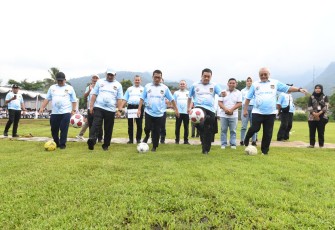 Mendes PDT Yandri Susanto bersama Wakil Mendes PDT Ahmad Riza Patria, Sesmenpora Gunawan Suswantoro, Wagub Jateng Taj Yasin, Bupati Semarang Ngesti Nugraha melakukan kick off Liga Desa dalam rangkaian Peringatan Hari Desa 2026 di Lapangan Banyubiru, Semarang, Jateng, Kamis (20/11/2025). Puncak Peringatan Hari Desa 2026 akan digelar pada 15 Januari mendatang di Boyolali. Foto: Wening/Kemendes PDT