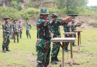 Kodim 0803/Madiun melaksanakan kegiatan Latihan Menembak Senjata Ringan (Latbakjatri) Semester II Tahun Anggaran 2025 yang berlangsung di Lapangan Tembak Makodim 0803/Madiun, Senin (24/11/2025)