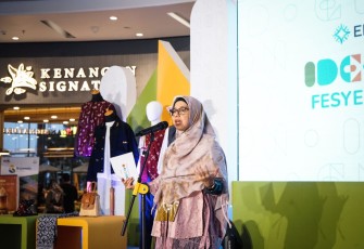Deputi Bidang Kreativitas Budaya dan Desain Yuke Sri Rahayu, memberi sambutan pada rangkaian Pameran Ide Indonesia (IDE.IND) Fesyen 2025 di Summarecon Mall Bandung, Jumat (5/12/2025)