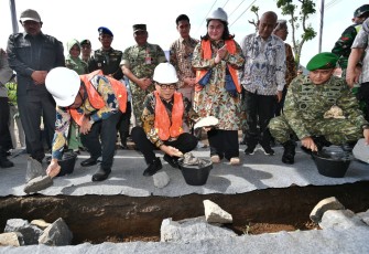 Menteri Desa dan Pembangunan Daerah Tertinggal (Mendes PDT) Yandri Susanto melakukan peletakan batu pertama pembangunan Koperasi Desa Merah Putih Gunung Kuning di Kabupaten Majalengka, Jumat (19/12/2025)