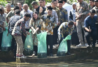 Mendes Yandri Kunjungi BUMDesa dan Peletakan Batu Pertama KDMP di Majalengka 