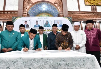 Menteri Desa dan Pembangunan Daerah Tertinggal (Mendes PDT) Yandri Susanto menghadiri Gerakan Nasional Pengentasan Buta Aksara Al-Quran di lingkungan Masjid dan Majelis Ta'lim yang digagas Lembaga Pembelajaran Qiroatil Qur'an (LPQQ) Indonesia di Masjid Agung Syekh Quro, Karawang, Sabtu (20/12/2025)