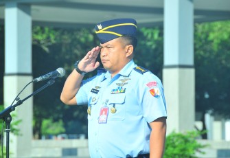 Kadispers Lanud Adisutjipto Tekankan Disiplin dan Keamanan di Upacara Bendera Lapangan Jupiter