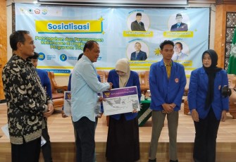 Anggota Komisi X DPR RI, Juliyatmono, didampingi Rektor Umuka Solo, Muhammad Samsuri, menyerahkan secara simbolis KIP-K kepada sejumlah mahasiswa Umuka Solo di sela kegiatan sosialisasi, Selasa (23/12/2025)