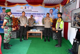 Kapolda Jateng Irjen Pol Ribut Hari Wibowo didampingi Kapolres Karanganyar AKBP Hadi Kristanto, meninjau Pos Pelayanan di jalur wisata Tawangmangu, Selasa (23/12/2025)