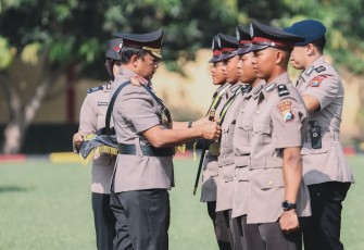 Kepala Kepolisian Daerah Jawa Timur (Kapolda Jatim), Irjen Pol Drs. Nanang Avianto, M.Si., secara resmi melantik 247 Bintara Remaja dalam Upacara Penutupan Pendidikan, Pelantikan, dan Pengambilan Sumpah Diktukba Polri T.A. 2025 di Lapangan Tribrata SPN Polda Jatim, Rabu (24/12/2025)
