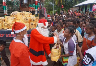 Satgas Yonif 123/Rajawali Tebar Kasih Natal di Pelosok Papua, Bagikan 1409 Paket Sembako
