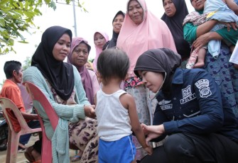Ipda dr. Meyrina Dwi Yanti, personel Bidokkes Polda Jawa Barat yang melaksanakan BKO di Polda Aceh, melaksanakan kegiatan Patroli Kesehatan Polri di wilayah Aceh Tamiang