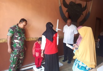Babinsa Desa Bagi Dampingi Posyandu dan Edukasi Orang Tua Cegah Stunting