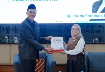 Wakil Menteri Koperasi (Wamenkop) Farida Farichah dalam kegiatan Kunjungan ke SPPG Ponpes Daarut Tauhiid di Bandung, Jawa Barat (Jabar), Selasa (30/12/2025)
