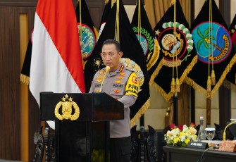 Kepala Kepolisian Negara Republik Indonesia (Kapolri) Jenderal Polisi Listyo Sigit Prabowo menyampaikan rilis akhir tahun 2025 yang digelar di Mabes Polri, Jakarta Selatan, Selasa (30/12/2025)