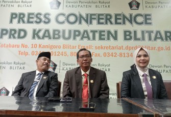 Wakil Ketua DPRD Kabupaten Blitar Ratna Dewi Nirwana Sari bersama Pimpinan DPRD Lainnya. (Foto : Klikwarta.com)