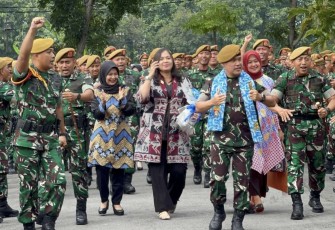 Danpussenarmed Mayjen TNI Agus Hadi Waluyo saat mengunjungi Yonarmed 12 Kostrad, Kamis (16/1)