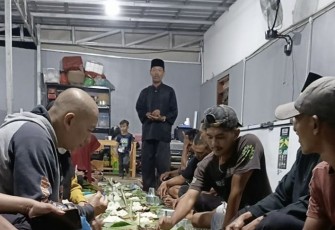 Abah Nimang saat memberikan sambutan dalam acara tradisi Cucurak, Sabtu (15/2)