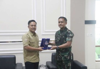 Dandim 0803/Madiun Letkol Kav Widhi Bayu Sudibyo menerima penghargaan 