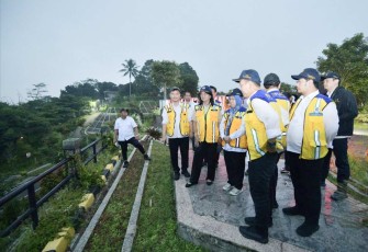 Wamen PU Diana Kusumastuti saat meninjau lokasi banjir di Cisarua, Bogor, Senin (3/3)