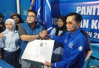 H Ridwan menyerahkan formulir pendaftaran bursa calon Ketua DPD PAN Kota Depok, Minggu (16/3)