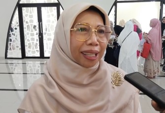 Bunda Elly Farida saat memberikan keterangan usai salat Idul Fitri 1446 H di Masjid Agung Asy Syahid, Minggu (31/3)