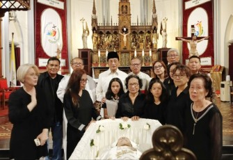 Menag Nasaruddin Umar melayat Uskup Emeritus Keuskupan Agung Kupang Mgr Petrus Turang di Gereja Katedral, Jakarta, Jumat (4/4/2025)