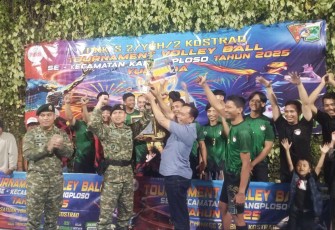 Danyonkes 2 Kostrad Letkol Ckm dr. Ucok Harianto saat mengangkat trophy juara 1 tim desa Ngijo dalam turnamen volley ball Yonkes 2 Kostrad, Sabtu (3/5) malam