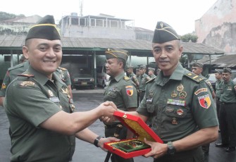 Dandim 0833/Kota Malang Letkol Arm Aris Gunawan memberikan cenderamata 