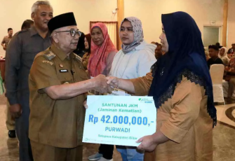 Bupati Blitar Rijanto Secara Simbolis Serahkan Santunan JKM ke Penerima Manfaat (Foto : Ist.)