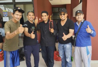 Ketua panitia qurban Masjid Jami' Asy-Syahid, Adjie (kedua dari kanan) foto bersama usai pemotongan hewan qurban, Sabtu (7/6)