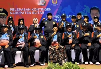 Ketua DPRD Kabupaten Blitar Supriadi (dua dari kiri) Bersama Forkopimda, Ulama dan Kontingen Sebelum Berangkat ke Porprov Jatim 2025