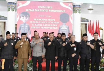 Kapolda Jatim Irjen Pol Nanang Avianto foto bersama 