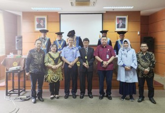 Foto bersama promosi doktor dosen Unnur