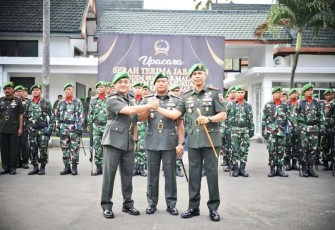 Danrem 083/Bdj Kolonel Inf Kohir foto bersama usai sertijab Dandim 0833/Kota Malang, Kamis (3/7)