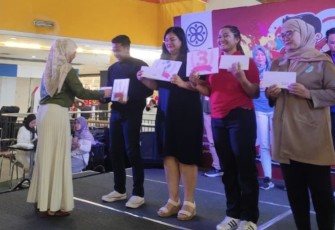 Kevin Brilli saat menerima piagam juara Singing Competition Neo Solo Grand Mall, Selasa (26/8)