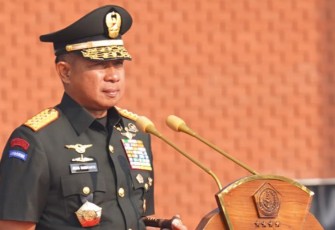 Jenderal TNI Agus Subiyanto saat menjadi Inspektur Upacara Pemberangkatan Satgas Garuda Merah Putih-II Misi Airdrop Gaza di Base Ops Lanud Halim Perdana Kusuma, Rabu (13/08/2025).