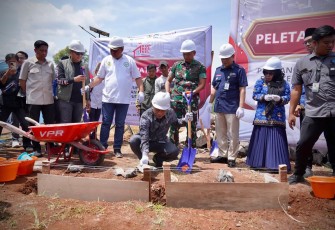 Menkop Ferry Juliantono saat Lakukan Peletakan Batu Pertama Pembangunan KKMP Pakansari di kawasan Stadion Pakansari, Sabtu (29/11). 