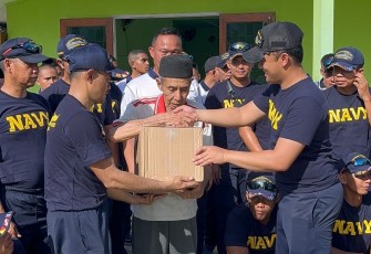 KRI Teluk Youtefa-522 saat baksos di Musholla Al-Istiqomah Palu, Jumat (14/11).