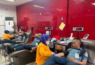 KRI Teluk Youtefa-522 Satlinlamil 2 Kolinlamil saat Baksos Donor Darah Untuk Kebersamaan dan Kepedulian Terhadap Masyarakat
