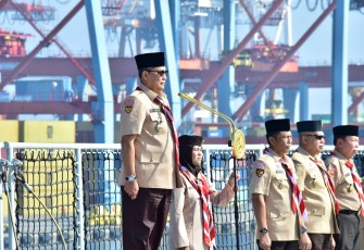 Ketua Kwarnas, Komjen Pol (Purn) Drs. Budi Waseso., saat memimpin upacara tabur bunga di perairan Teluk Jakarta, Sabtu (16/8).