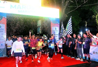 Kadisops Lanud Sultan Hasanuddin Bersama Bupati Maros saat Lepas 2.000 Peserta Maros Marathon 2025