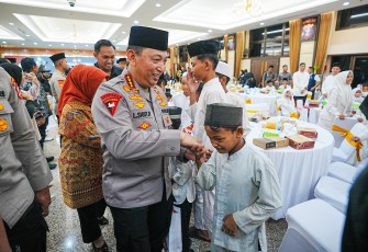 Kapolri Jenderal Pol Listyo Sigit Prabowo menggelar kegiatan berbagi takjil dan buka puasa bersama yang dilaksanakan secara serentak di seluruh Indonesia. Lebih dari 136 ribu paket takjil telah dibagikan kepada masyarakat, sementara 2.244 anak yatim turut menerima tali asih dari kepolisian