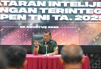Kapuspen TNI Mayjen TNI Kristomei Sianturi saat Buka Penataran Penerangan Terintegrasi Puspen TNI TA 2025, di Aula SBI Satkomlek TNI, Mabes TNI Cilangkap, Jakarta Timur, Senin (25/8/2025).