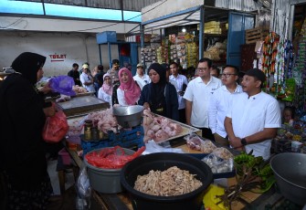 Bupati Karanganyar Rober Christanto didampingi Wakil Bupati Karanganyar Adhe Eliana, saat melakukan sidak harga bahan pokok di Pasar Karangpandan, Jumat  (14/3/2025)