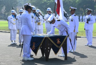 Kepala Staf Angkatan Laut (Kasal) Laksamana TNI Dr. Muhammad Ali secara resmi melantik 201 Perwira Pertama lulusan Pendidikan Pembentukan Perwira (Diktukpa) TNI AL Angkatan 54 TA. 2024, bertempat di Lapangan Laut Maluku Komando Pembinaan Doktrin, Pendidikan dan Latihan TNI AL (Kodiklatal), Bumimoro Surabaya, Jumat (21/02)