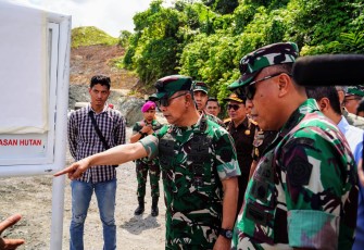 Kasum TNI Letjen TNI Richard Tampubolon bersama Kajampidsus Febrie Adriansyah melaksanakan kunjungan kerja ke lokasi Penertiban Kawasan Hutan di Maluku Utara dan Sulawesi Tenggara, Kamis (11092025).